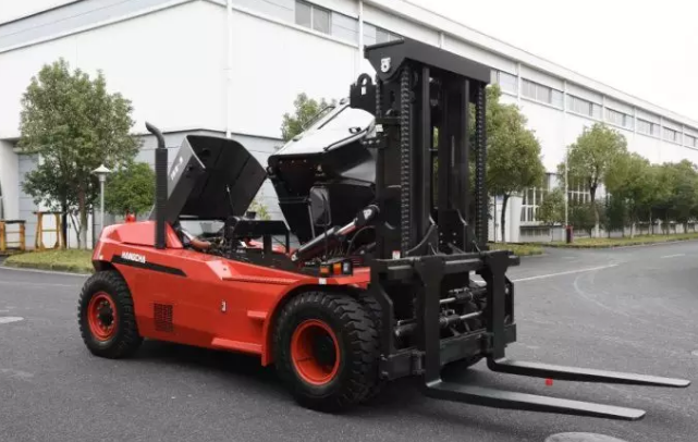【大噸位】杭叉新款X系列16噸重裝叉車(chē)交付某企業(yè)！
