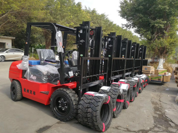 叉車?yán)系每?？不同階段的叉車保養(yǎng)你要注意！