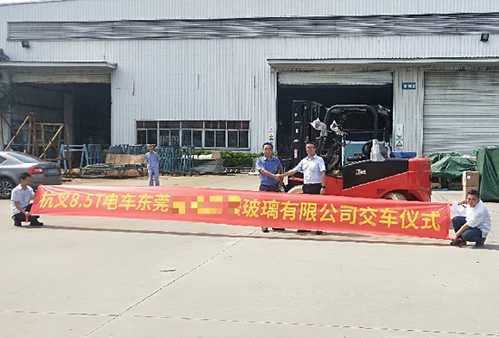 叉車搬運(yùn)玻璃？要輕拿輕放！